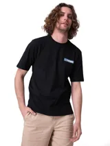 Remera negra de manga corta con cuello redondo, corte clásico y logo reflectante en el pecho izquierdo.