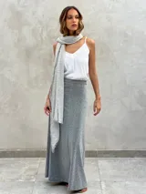 Pollera larga dorada de tejido brillante.