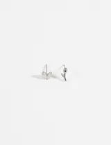 Set de caravanas tipo pin de acero quirúrgico hipoalergénico con diseños asimétricos: una caravana con forma de mariposa y otra con forma de rosa.