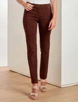 Pantalón recto color verde oliva, marca Zac & Rachel, modelo slim. Tiene pretina con pasadores, botón y cierre. Incluye tres bolsillos delanteros y dos bolsillos ojal en la parte trasera.