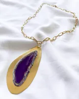 Collar con cadena de eslabones dorados y dije colgante con base de latón y piedra de ágata color violeta.