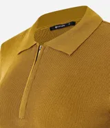 Blusa polo de punto color mostaza, ajustada al cuerpo, con cuello y manga corta. Presenta una cremallera frontal que llega hasta el escote.