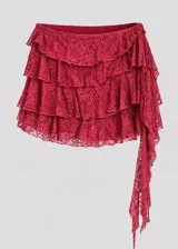 Mini falda de encaje color fucsia, con diseño de volados en capas y un fleco asimétrico que cae en el lateral.