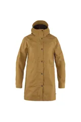 Campera larga color marrón claro con capucha, cierre frontal con botones a presión, bolsillos laterales y cintura ajustable con cordón.