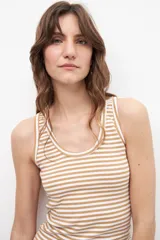 Musculosa de punto canalé a rayas horizontales color beige y blanco.