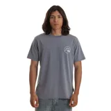 Remera gris de manga corta con cuello redondo y logo de la marca estampado en el pecho.