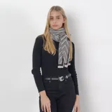 Pashmina rectangular color marrón con diseño de líneas en zigzag grises y negras.