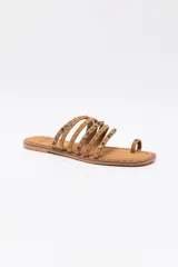 Sandalias bajas de ante color tostado, con múltiples tiras finas decoradas con tachas y piedras de colores, presilla para el dedo y plantilla acolchada.
