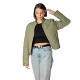 Campera corta verde militar con diseño acolchado, cuello redondo y cierre frontal.