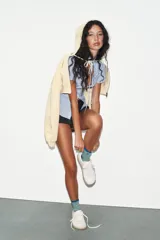 Zapatillas deportivas estilo barefoot confeccionadas en una combinación de piel vacuno y ante. Presentan un diseño de puntera amplia para mayor libertad de movimiento, suela plana y flexible con efecto engomado, y cierre mediante cordones. Incluyen detalles de pespuntes y paneles en contraste de color en la parte trasera.