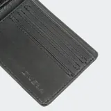 Billetera O'Neill de diseño clásico, color marrón, con costuras pespuntadas en el contorno y el logo de la marca grabado en relieve en la esquina inferior.
