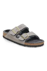 Sandalias Birkenstock Arizona Shearling con doble tira, color gris, forradas con piel de oveja y hebillas doradas.