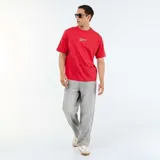 Remera roja de manga corta, cuello redondo y corte holgado, con pequeño estampado frontal que dice "Delizioso SAN DIEGO. CA".
