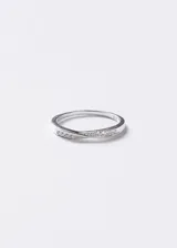 Anillo de plata 925 con diseño entrelazado y engaste de pequeñas zirconias en el frente.