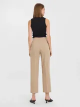 Pantalón sastrero de tiro alto y corte recto, color beige, con pinzas frontales y tejido elástico.