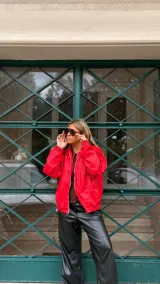 Campera de cuero sintético color rojo, con cierre frontal, cuello camisero y puños elásticos.