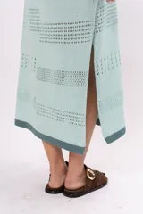 Vestido tejido de punto color verde agua, con cuello polo y mangas cortas.