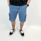 Bermuda de jean celeste con lavado claro y múltiples bolsillos tipo cargo.