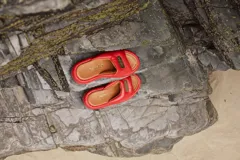 Sandalias de cuero color camel, con plataforma y hebilla dorada.