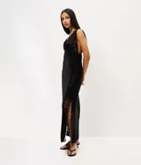 Vestido midi de satén negro con corte recto, escote en V profundo, breteles anchos de encaje y aplicaciones laterales de encaje con tajo pronunciado.