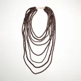 Collar corto de múltiples hilos de cuentas facetadas color borgoña.