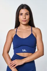 Conjunto deportivo compuesto por un top de breteles finos con logo estampado y un short de tiro alto, ambos en tejido acanalado de color azul marino.