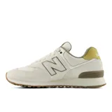 Championes urbanos New Balance modelo 574, color beige con detalles en marrón y suela de goma, confeccionados con capellada de malla y superposiciones de gamuza, con el logo "N" distintivo en los laterales y tecnología ENCAP en la entresuela.
