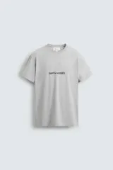 Camiseta de manga corta color gris jaspeado, corte slim fit, con cuello redondo y texto estampado en negro en el pecho que dice "EARTH NOISES".