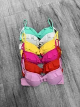 Corpiño de bikini con breteles regulables, relleno desmontable y push-up. Se ata en la espalda.