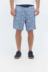 Short de baño estilo surf color gris, de largo medio, con estampado geométrico abstracto y cordón ajustable en la cintura. Incluye bolsillo trasero con solapa.