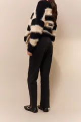 Pantalón de jean negro de corte recto, tiro medio y terminación al corte.