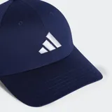 Gorra Adidas de béisbol color azul marino, con visera precurvada y el logo de las 3 Barras bordado en blanco en el frente.
