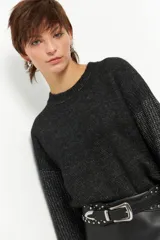 Sweater celeste tramado de manga larga y cuello redondo.