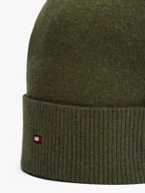 Gorro tipo beanie de punto canalé color verde oliva, con vuelta y logo de la marca bordado en la parte frontal.
