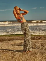 Pañuelo grande de poliéster con estampado de flores y palmeras en blanco y negro, con borde rosado y la palabra "Beleza" en color coral.