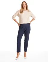Pantalón de vestir azul marino con diseño pull-on, pretina ancha elastizada y corte slim fit que llega al tobillo. Cuenta con cinco bolsillos funcionales y una estructura que moldea la silueta.