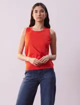 Musculosa tejida color naranja, de hilado fino y cuello redondo.