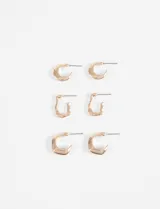 Set de tres pares de aros dorados, tipo argolla, con diferentes diseños texturizados y acabados irregulares.