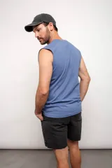 Musculosa negra de corte clásico.