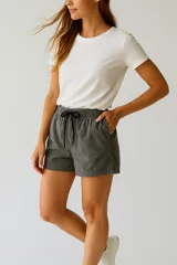 Short gris de poliéster con cintura elástica ajustable con cordón negro.