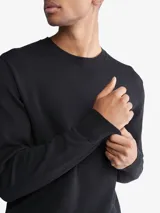 Sweater de hombre, color negro, tejido liso de algodón pima, con cuello redondo, puños y dobladillo en punto canalé.