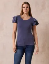 Remera azul con rayas verticales, cuello redondo y mangas cortas con volados.