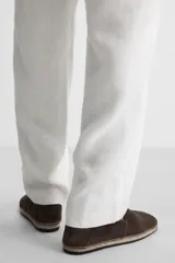 Alpargata color marrón oscuro de piel serraje, con talón plegable, forro interior de piel, horma cuadrada y suela recubierta de yute.