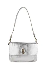 Cartera tipo mini bag de cuero metalizado plateado, con diseño inspirado en un acordeón y múltiples compartimentos internos. Presenta una solapa frontal con cierre metálico a presión y una correa ajustable con detalles de tachas.