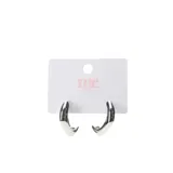 Par de caravanas plateadas de la marca Miss Carol, con forma irregular y acabado brillante.