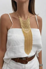 Collar de estilo pechera compuesto por múltiples hileras de cadenas finas doradas y eslabones tubulares, creando un diseño en cascada con gran caída.