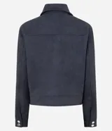 Chaqueta de corte recto confeccionada en suede sintético color marrón. Presenta cuello estilo camisa, cierre frontal con botones metálicos, mangas largas con puños ajustados y bolsillos embutidos.