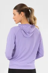 Campera deportiva con capucha, cierre frontal completo y bolsillos laterales. Confeccionada en tejido técnico ligero, presenta mangas largas con abertura para el pulgar.