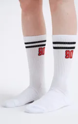 Medias 3/4 de algodón color blanco, con dos rayas negras horizontales en la parte superior y el número 90 bordado en color rojo con contorno negro.