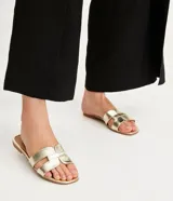 Sandalias planas color verde militar, con puntera cuadrada y dos tiras horizontales en la parte delantera.